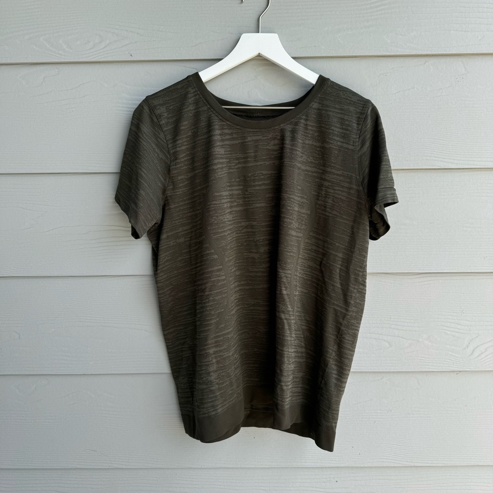 Lululemon• Athletic Short Sleeve Shirt